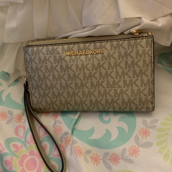 Michael kors wristlet! - Picture 1 of 3